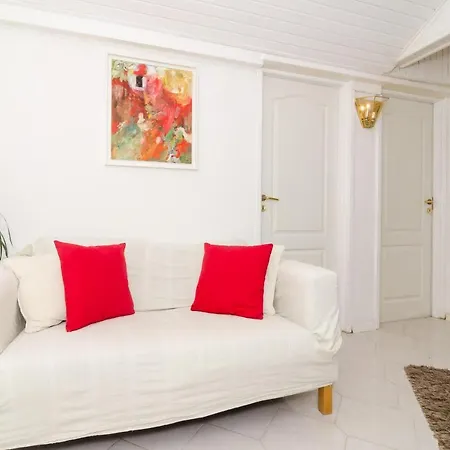 Emma - Two Bedroom With Balcony And Sea View