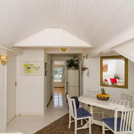 Emma - Two Bedroom With Balcony And Sea View Apartman *