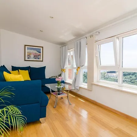 Emma - Two Bedroom With Balcony And Sea View *